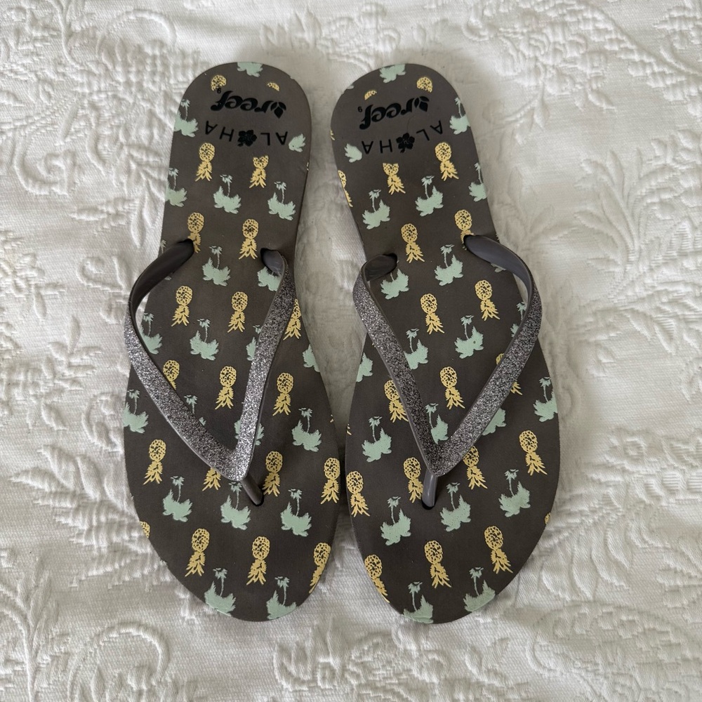 Reef Aloha Brown Flip Flops with Pineapple Print Size 8-9
